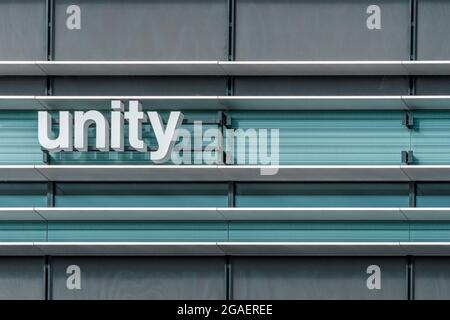 Vilnius, Lituanie - 30 mai 2021 : logo Unity dans le bâtiment des bureaux. Unity technologies est une société américaine de développement de logiciels de jeux vidéo Banque D'Images