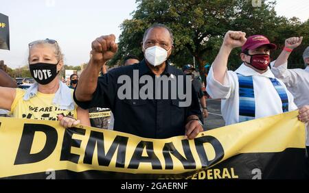 Austin, Texas USA, 30 juillet 2021 : les leaders religieux dirigés par le légendaire militant démocrate JESSE JACKSON (en noir) alors que les groupes de droits de vote marchent vers le Capitole du Texas depuis le nord d'Austin le troisième jour d'un voyage de 30 miles protestant contre les efforts républicains pour supprimer les votes à l'échelle nationale et au Texas. Crédit : Bob Daemmrich/Alay Live News Banque D'Images