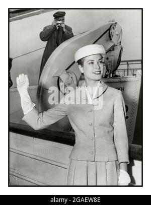 Grace Kelly ancienne actrice hollywoodienne archive 1956 vagues au revoir à New York de la Constitution du paquebot de l'océan avant de naviguer pour Monaco et son mariage au Prince Rainier Date de création/publication : 1956 avril 4. Banque D'Images