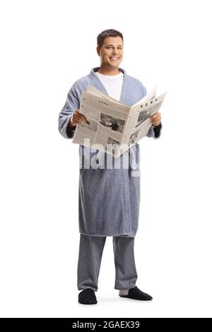 Homme en pyjama et peignoir debout et tenant un journal isolé sur fond blanc Banque D'Images