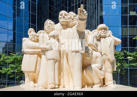 La sculpture éclairée de la foule par Raymond Mason au centre-ville de Montréal, Québec, Canada. Banque D'Images