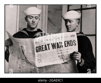 'GREAT WAR ENDS' WW1 Propaganda image 1918 Etats-Unis de deux marins non identifiés tenant copie de la Chicago Daily Tribune avec le titre 'Great War ends'] . Kiriacopulos, Théodore, photographe [1918] États-Unis.--Marine--personnes--1910-1920.; Guerre mondiale; 1914-1918--personnel militaire--américain.; marins--américains--1910-1920.; uniformes militaires--américains--1910-1920.; Journaux--1910-1920. Banque D'Images