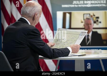 Washington, États-Unis. 30 juillet 2021. Le président Joe Biden examine une carte des feux de forêt dans le Montana lors d'une réunion virtuelle avec les gouverneurs pour discuter des efforts de prévention, de préparation et d'intervention en cas d'incendie de forêt à l'immeuble Eisenhower Executive Office près de la Maison Blanche à Washington, DC, le vendredi 30 juillet 2021. Photo de Sarah Silbiger/UPI crédit: UPI/Alay Live News Banque D'Images