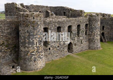 Château de Beaumaris sur l'île d'Anglesey, dans le nord du pays de Galles Banque D'Images