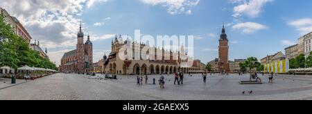 Une photo panoramique de la place principale de Cracovie (Rynek Główny) avec la salle de tissus, la basilique Sainte-Marie et la tour de l'hôtel de ville. Banque D'Images