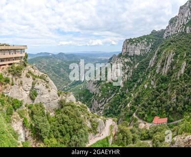 High angle vue panoramique sur la vallée de la rivière Llobregat Abbaye de Montserrat Serra de vers Collcardus, Catalogne, Espagne. Banque D'Images