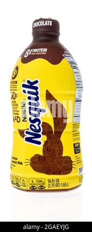 Winneconne, WI -30 juillet 2021 : une bouteille de lait au chocolat Nestle Nesquick sur un fond isolé Banque D'Images