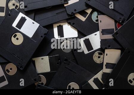 Une disquette carrée est une disquette magnétique pour stocker des données dans un vieux ordinateur avec une petite capacité, mais les disquettes étaient encore populaires dans ces jours-là b Banque D'Images