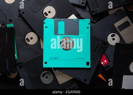 Une disquette carrée est une disquette magnétique pour stocker des données dans un vieux ordinateur avec une petite capacité, mais les disquettes étaient encore populaires dans ces jours-là b Banque D'Images