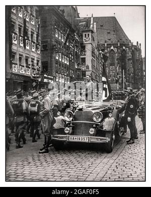 ADOLF HITLER SA TROUPES DÉFILÉ ANNÉES 1930 HEIL HITLER SALUENT REICHSPARTEITAG. Der Vorbeimarsch der sa am Führer. Défilé des troupes de sa devant Adolf Hitler dans la monoplace Mercedes à toit ouvert avec Field Marshall Hermann Goering visible debout à sa gauche Nuremberg, Allemagne novembre 1935. Adolf Hitler, dans les années 1930, saluant un défilé avec l'armée nazie de chemises brunes (Sturmabteilung) et son équipe de protection Waffen SS Banque D'Images