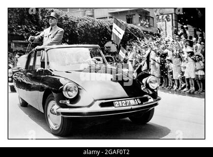 Le Président Charles de Gaulle, héros populaire de la France de l'après-guerre dans une Citroën DS 19. Sur 22 août 1962, le président français Charles de Gaulle survit à l’une des nombreuses tentatives d’assassinat contre lui grâce à la performance de l’automobile présidentielle Citroën : l’aérodynamisme Citroën DS 19 était également connu sous le nom de « la Deesse » (la Déesse). Banque D'Images