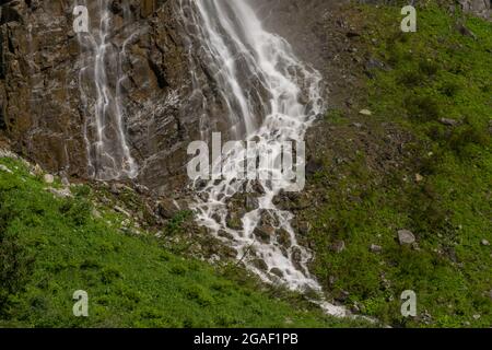 Chute d'eau Schleierfall près de Sportgastein place entre les grandes montagnes couleur d'été Banque D'Images