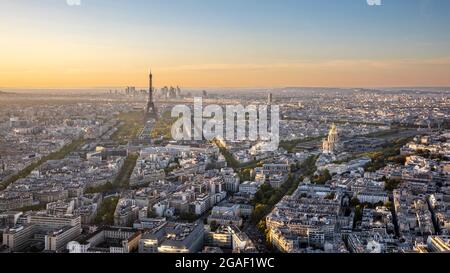 Paris, France - 20 mai 2021 : la tour Eiffel emblématique vue de la tour Montparnasse à Paris Banque D'Images