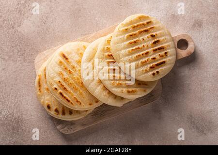 L'arepa est un type de repas fait de pâte de maïs moulu, semoule de maïs, traditionnel dans la cuisine du Venezuela, vue de dessus Banque D'Images