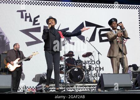 Lulworth, Dorset, 30 juillet 2021, Pauline Black et Arthur Gaps Hendrickson du groupe de 2 tons ska le Selecter en direct sur scène à Camp Beral , Lulworth, Dorset UK Credit: Dawn Fletcher-Park/Alay Live News Banque D'Images