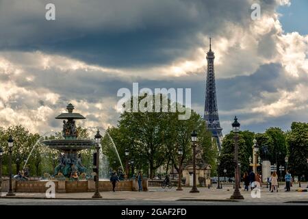 Paris, France - 13 mai 2021 : la tour Eiffel emblématique vue de la place de la Concorde à Paris Banque D'Images