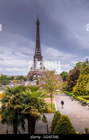 Paris, France - 20 mai 2021 : la tour Eiffel emblématique vue depuis le jardin du Trocadéro à Paris Banque D'Images