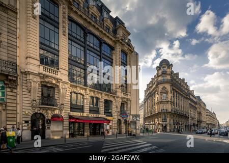 Paris, France - 9 mars 2021 : rue de Réaumur à Paris. Belle rue avec de vieux bâtiments haussmanniens Banque D'Images