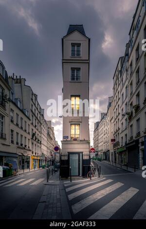 Paris, France - 9 mars 2021 : le bâtiment le plus étroit situé près de la porte Saint Martin à Paris Banque D'Images