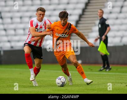 Sunderland, Royaume-Uni. LE 30 JUILLET Daniel Neil de Sunderland traite avec Ryan Longman de Hull City lors du match amical d'avant-saison entre Sunderland et Hull City au stade de Light, Sunderland, le vendredi 30 juillet 2021. (Crédit : Michael Driver | MI News) crédit : MI News & Sport /Alay Live News Banque D'Images