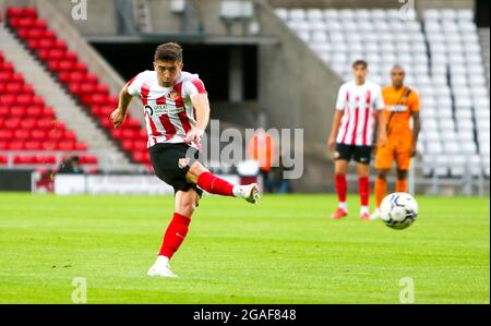 Sunderland, Royaume-Uni. LE 30 JUILLET, Lynden Gooch de Sunderland tire à son but lors du match amical d'avant-saison entre Sunderland et Hull City au stade de Light, Sunderland, le vendredi 30 juillet 2021. (Crédit : Michael Driver | MI News) crédit : MI News & Sport /Alay Live News Banque D'Images