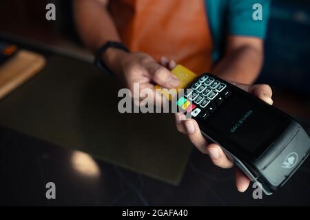 Paiement par carte de crédit par lecteur de carte de crédit Banque D'Images