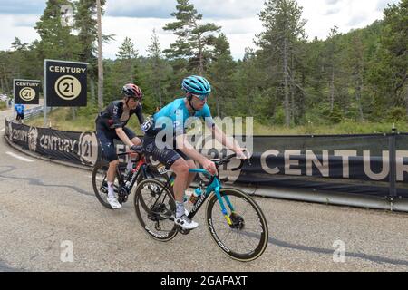 Dmitriy Gruzdev (équipe Astana) et Dylan Van Baarle (équipe Ineos Grenadiers) en action pendant la 11e étape du Tour de France 2021.la 11e étape du Tour de France 2021 a lieu entre Sorgues et Malaucene et comprend deux ascensions du Mont-Ventoux . Le vainqueur de la scène est Wout van Aert (équipe Jumbo Visma) et le dernier vainqueur de la classification générale du Tour de France 2021 est le pilote slovène de l'équipe des Émirats Arabes Unis Tadej Pogacar. Banque D'Images