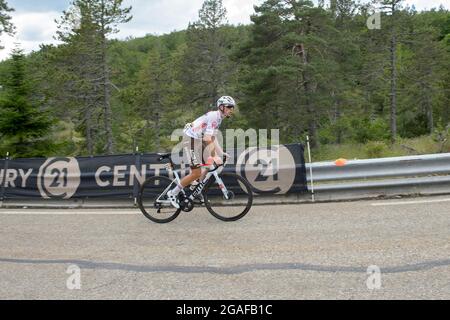 Benoit Cosnefroy (équipe AG2R CITROEN) en action pendant la 11e étape du Tour de France 2021.la 11e étape du Tour de France 2021 a lieu entre Sorgues et Malaucene et comprend deux ascensions du Mont-Ventoux . Le vainqueur de la scène est Wout van Aert (équipe Jumbo Visma) et le dernier vainqueur de la classification générale du Tour de France 2021 est le pilote slovène de l'équipe des Émirats Arabes Unis Tadej Pogacar. Banque D'Images