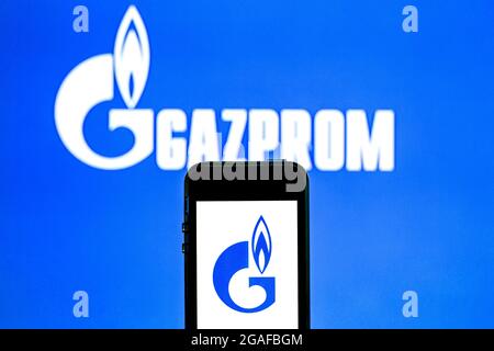 Espagne. 30 juillet 2021. Sur cette photo, un logo Gazprom est affiché sur un smartphone avec un logo Gazprom en arrière-plan. (Image de crédit : © Thiago Prudencio/SOPA Images via ZUMA Press Wire) Banque D'Images