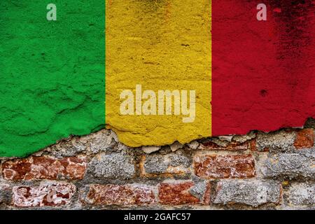 Concept graphique avec un drapeau du Mali peint sur un mur de brique endommagé. Banque D'Images
