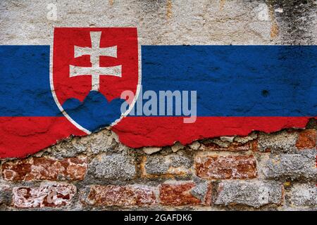 Concept graphique avec un drapeau de Slovaquie peint sur un mur de briques endommagé. Banque D'Images