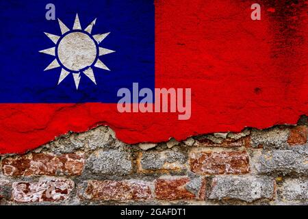 Concept graphique avec un drapeau de la République de Chine (Taïwan) peint sur un mur de briques endommagé. Banque D'Images