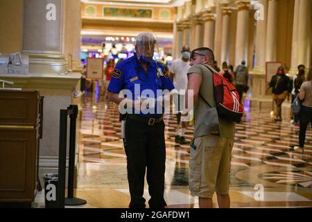 Las Vegas, États-Unis. 30 juillet 2021. Las Vegas NV - : touriste obéissez au mandat du masque intérieur au Venetian Resort Las Vegas à Las Vegas, NV le 30 juillet 2021. Crédit: DeeCee carter/MediaPunch crédit: MediaPunch Inc/Alamy Live News Banque D'Images