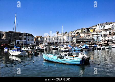 Port de Brixham plein de petits bateaux amarrés à l'exception de la réplique du navire de la Hind d'Or amarré contre le quai. Autour du port sont l'homme Banque D'Images