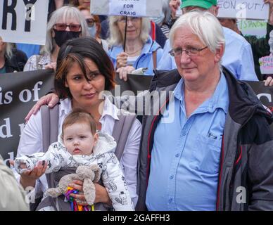 Édimbourg, Parlement écossais, Écosse, Royaume-Uni, 30 juillet 2021: Grande manifestation devant le Parlement écossais, pour montrer leur solidarité à Craig Murray, ex diplomate. Craig Murray a été condamné à 8 mois de prison pour outrage au tribunal, en raison de ses rapports dans le procès Alex Salmond, qui a vu Alex autorisé tous les chargeurs. Craig est le premier à être emprisonné au Royaume-Uni pour outrage à la cour des médias depuis plus de 50 ans, et en Écosse depuis plus de 70 ans. La Cour suprême a refusé d’entendre l’appel de Craig. Crédit : stable Air Media/Alamy Live News Banque D'Images