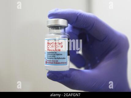 Un travailleur médical tient le flacon de vaccin Moderna COVID-19 pendant la vaccination des personnes à Kiev. Le 18 juillet 2021, l'Ukraine a reçu 2 millions de doses de vaccin Moderna COVID-19, offertes par le gouvernement des États-Unis par l'intermédiaire du centre mondial COVAX et administrées par le Fonds des Nations Unies pour l'enfance (UNICEF), a indiqué l'UNICEF. Banque D'Images