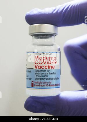 Un travailleur médical tient le flacon de vaccin Moderna COVID-19 pendant la vaccination des personnes à Kiev. Le 18 juillet 2021, l'Ukraine a reçu 2 millions de doses de vaccin Moderna COVID-19, offertes par le gouvernement des États-Unis par l'intermédiaire du centre mondial COVAX et administrées par le Fonds des Nations Unies pour l'enfance (UNICEF), a indiqué l'UNICEF. Banque D'Images
