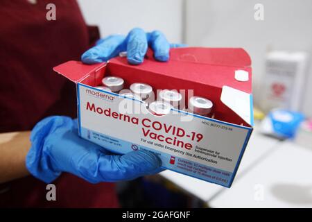 Un travailleur médical détient un emballage du vaccin Moderna COVID-19 lors de la vaccination des personnes à Kiev. Le 18 juillet 2021, l'Ukraine a reçu 2 millions de doses de vaccin Moderna COVID-19, offertes par le gouvernement des États-Unis par l'intermédiaire du centre mondial COVAX et administrées par le Fonds des Nations Unies pour l'enfance (UNICEF), a indiqué l'UNICEF. Banque D'Images