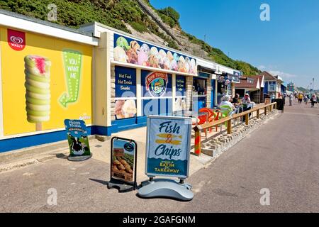 Bournemouth, Dorset, Royaume-Uni - juillet 11 2018 : un kiosque à glace et un café sur West Undercliff Promenade à Bournemouth, Dorset, Angleterre, Royaume-Uni Banque D'Images