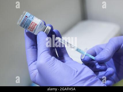 Kiev, Ukraine. 30 juillet 2021. Un travailleur médical remplit une seringue d'une dose de vaccin Moderna COVID-19 pendant la vaccination des personnes à Kiev. Le 18 juillet 2021, l'Ukraine a reçu 2 millions de doses de vaccin Moderna COVID-19, offertes par le gouvernement des États-Unis par l'intermédiaire du centre mondial COVAX et administrées par le Fonds des Nations Unies pour l'enfance (UNICEF), a indiqué l'UNICEF. (Credit image: © Pavlo Gonchar/SOPA Images via ZUMA Press Wire) Banque D'Images