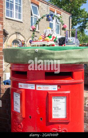 Royal Mail, boîte pilier à double ouverture avec capuchon crocheté, High Street, Histon, Cambridgeshire, Angleterre, Royaume-Uni Banque D'Images