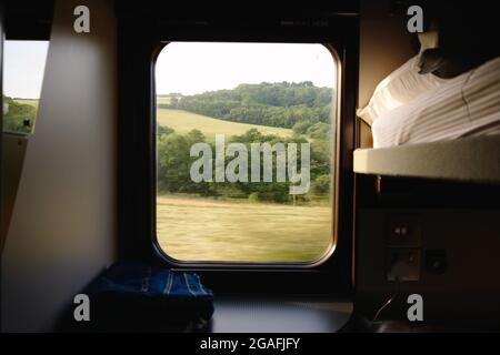 À l'intérieur d'un compartiment le matin sur la nuit Riviera Sleeper train (de Londres à Penzance, Cornwall), Angleterre, Royaume-Uni, juillet 2021 Banque D'Images