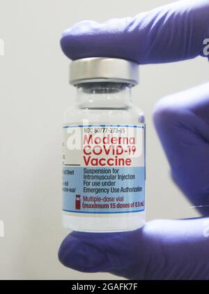 Un travailleur médical tient le flacon de vaccin Moderna COVID-19 pendant la vaccination des personnes à Kiev. Le 18 juillet 2021, l'Ukraine a reçu 2 millions de doses de vaccin Moderna COVID-19, offertes par le gouvernement des États-Unis par l'intermédiaire du centre mondial COVAX et administrées par le Fonds des Nations Unies pour l'enfance (UNICEF), a indiqué l'UNICEF. (Photo de Pavlo Gonchar / SOPA Images / Sipa USA) Banque D'Images