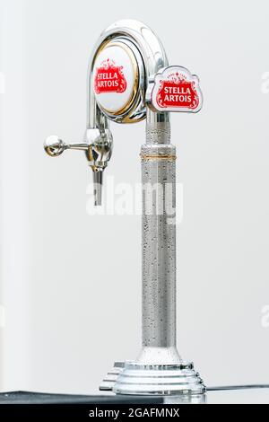 Stella Artois tire-lait dans un bar Banque D'Images