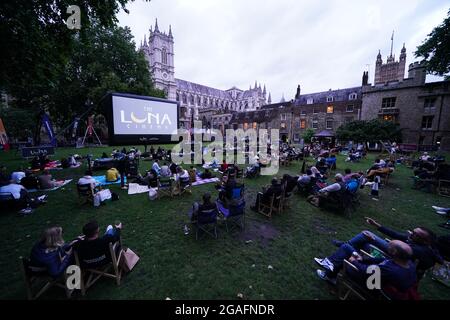 Les gens assistent à la projection extérieure du Dark Knight à l'abbaye de Westminster, dans le centre de Londres, au Luna Cinema. Date de la photo : vendredi 30 juillet 2021. Banque D'Images