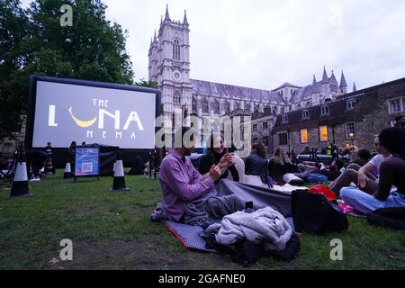 Les gens assistent à la projection extérieure du Dark Knight à l'abbaye de Westminster, dans le centre de Londres, au Luna Cinema. Date de la photo : vendredi 30 juillet 2021. Banque D'Images