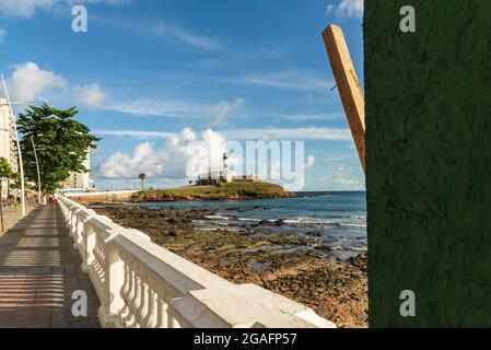 Salvador, Bahia, Brésil - 20 mars 2021 : la plage de Farol da Barra est complètement vide en raison de la quarantaine du coronavirus. Banque D'Images