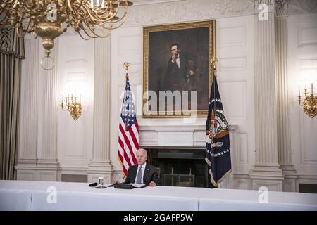 Washington DC, États-Unis. 30 juillet 2021. Le président Joe Biden prononce un discours avant une réunion avec les dirigeants cubains-américains dans la salle à manger de l'État de la Maison Blanche à Washington, DC, le vendredi 30 juillet 2021. La réunion a été convoquée pour discuter de la réponse de l'Administration aux manifestations en cours à Cuba. Photo de Sarah Silbiger/UPI crédit: UPI/Alay Live News Banque D'Images