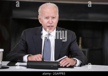 Washington DC, États-Unis. 30 juillet 2021. Le président Joe Biden prononce un discours avant une réunion avec les dirigeants cubains-américains dans la salle à manger de l'État de la Maison Blanche à Washington, DC, le vendredi 30 juillet 2021. La réunion a été convoquée pour discuter de la réponse de l'Administration aux manifestations en cours à Cuba. Photo de Sarah Silbiger/UPI crédit: UPI/Alay Live News Banque D'Images