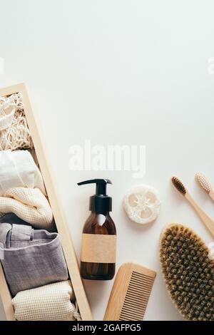 Accessoires de salle de bain écologiques sur fond blanc. Concept de style de vie durable sans gaspillage. Flat lay, vue de dessus, au-dessus. Banque D'Images